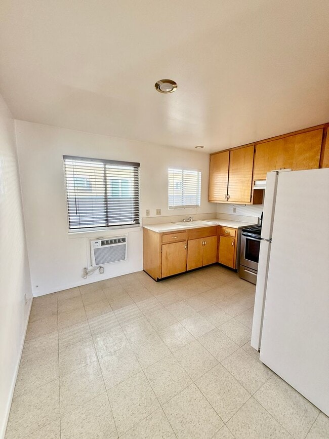 Building Photo - 287 E Elm St