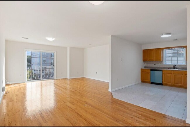 Building Photo - 31-33 CHESTER Ave