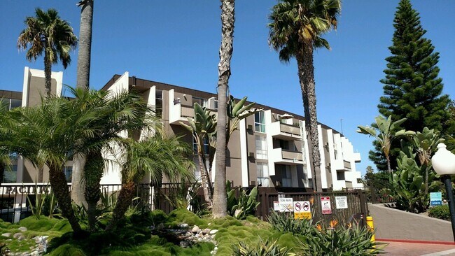 Building Photo - 3050 Rue D’Orleans