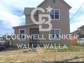 Building Photo - House with fenced backyard!