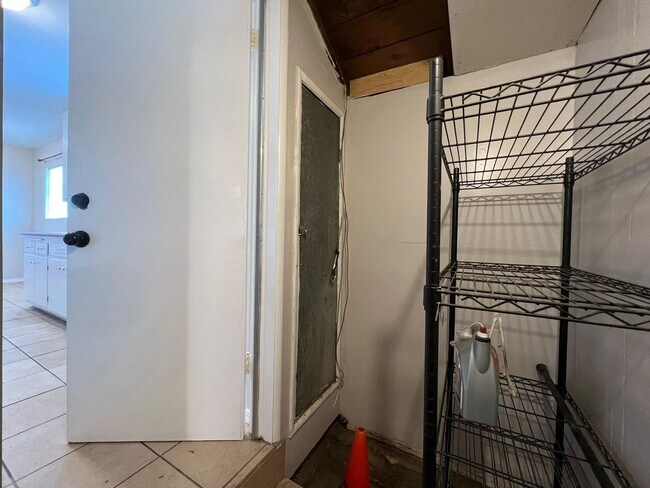 Building Photo - Single level condo