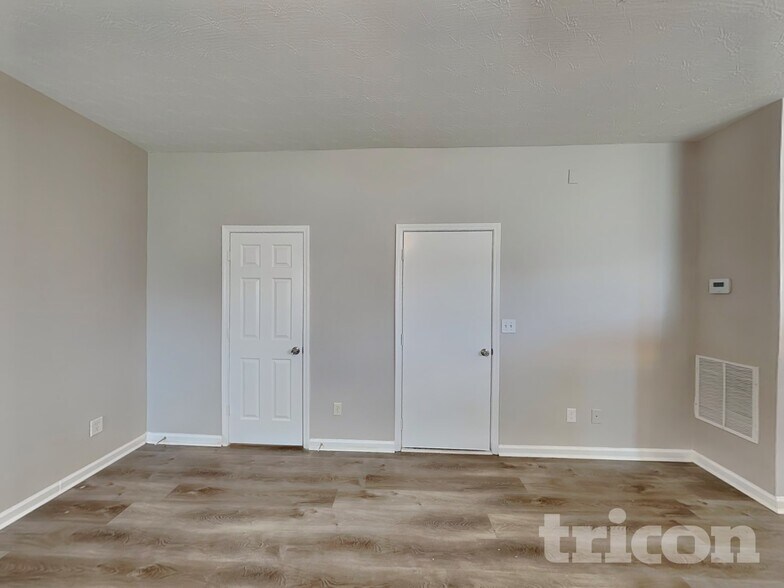 Building Photo - 2578 S Hills