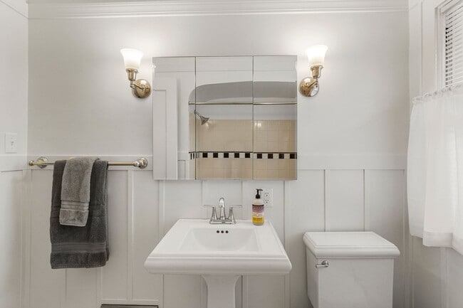 Building Photo - ***MOVE IN SPECIAL $250.00 OFF 1ST FULL MO...