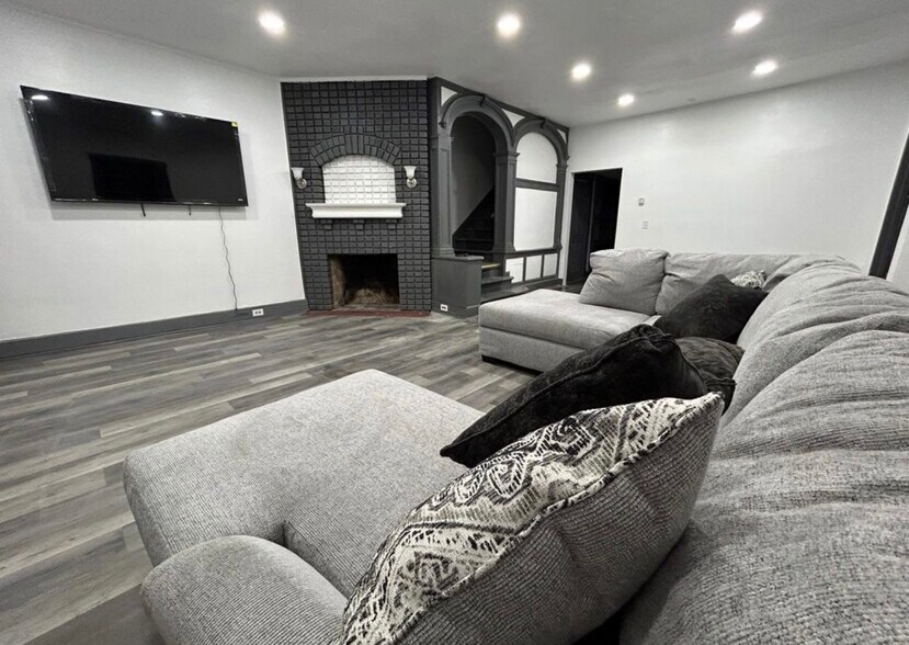 Building Photo - 142 Oak St