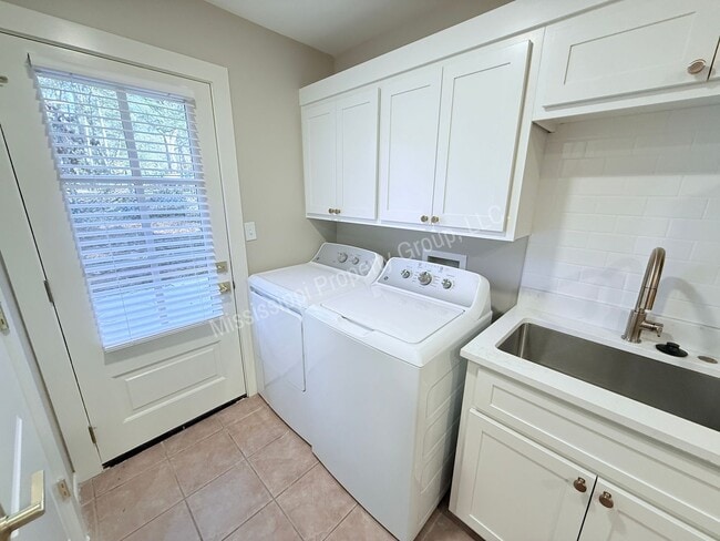 Building Photo - Renovated 2BR/1BA For Rent