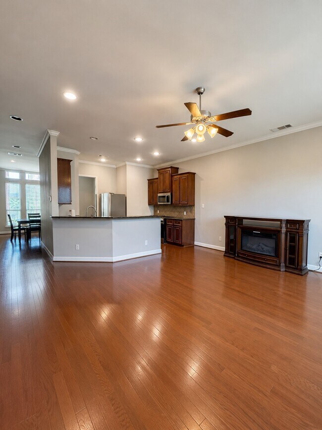 Building Photo - 1605 W Dallas St