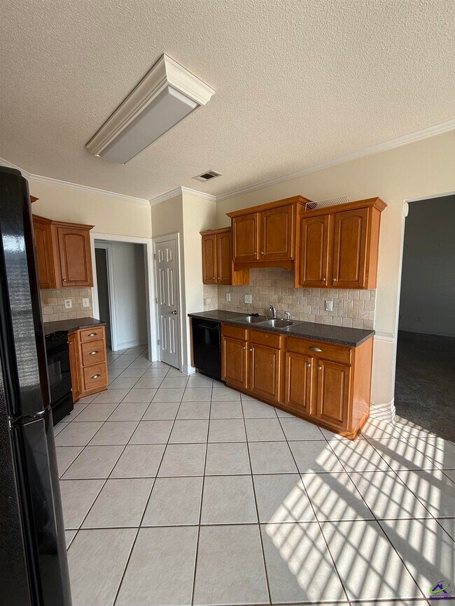 Building Photo - 136 Roseine Dr