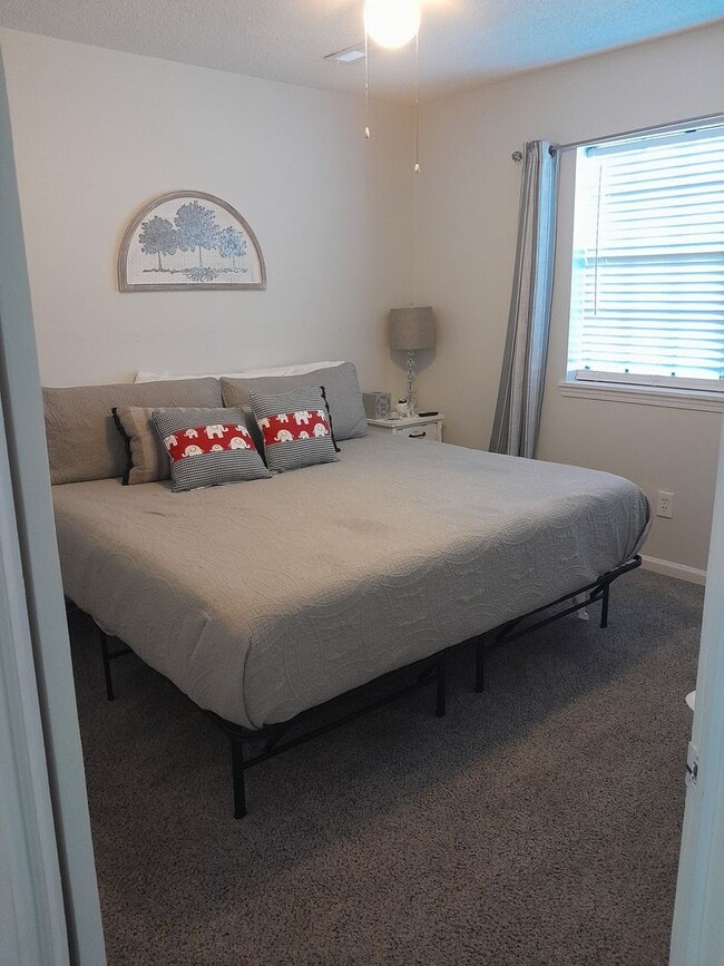 Building Photo - 2 bedroom 2 bath furnished condo $1,500 pe...
