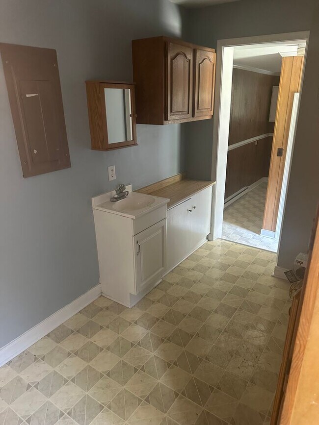 Building Photo - 3 Bed/3 Bath