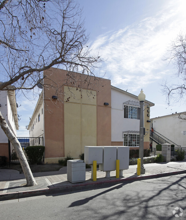 Building Photo - 931 S Minnie St