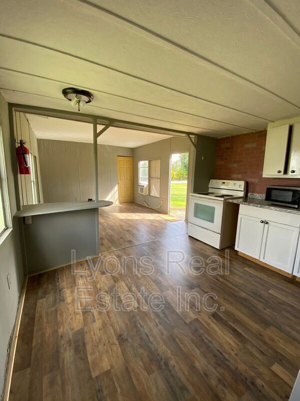 Building Photo - 8086 Heck Dr