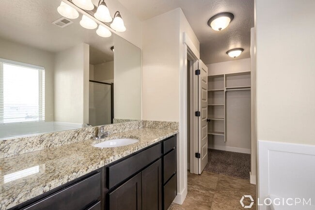 Building Photo - Stunning Single Family Home In Excellent L...
