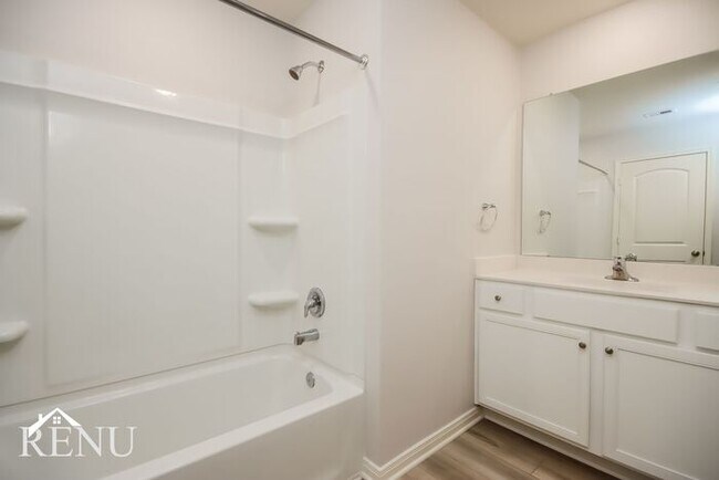 Building Photo - 10421 Sweetwater Creek Dr