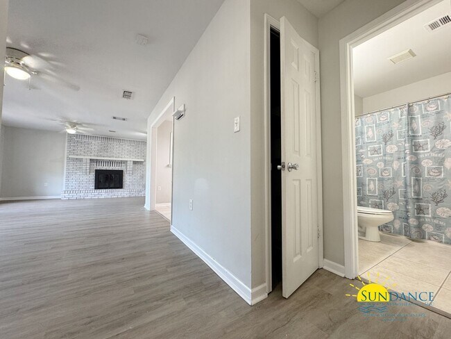 Building Photo - Charming 2-Bedroom Home with Bonus Room in...