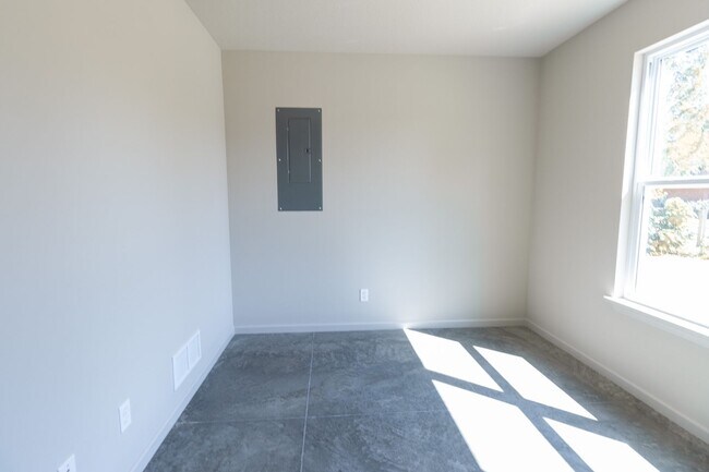 Building Photo - 3 Bed, 2 Bath New Build Home