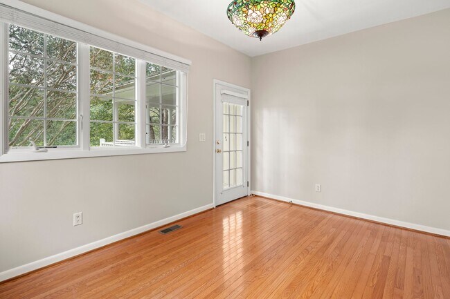 Building Photo - Spacious Updated Ranch