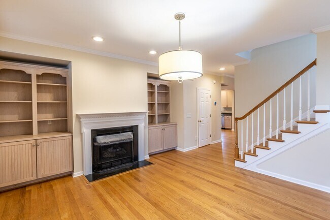 Building Photo - Single Family Home Minutes to DTWN/UVA Area
