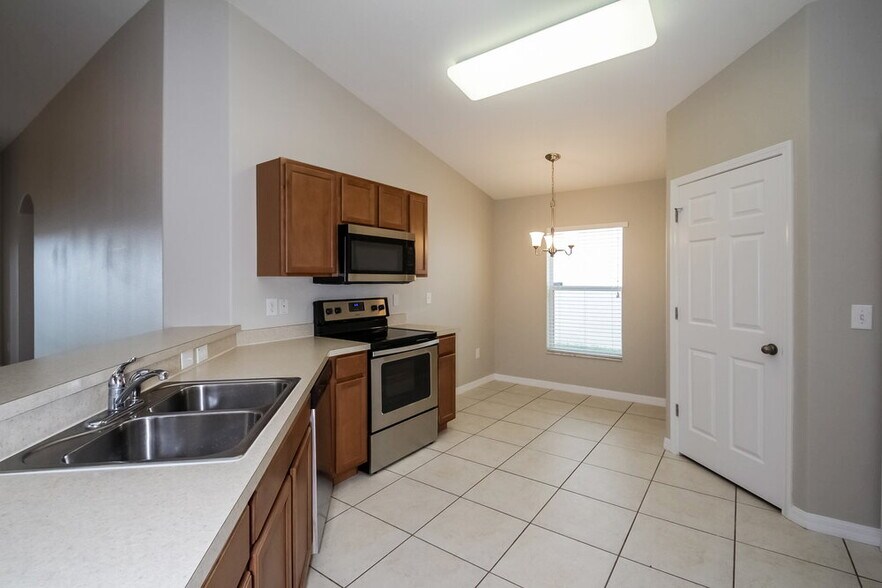 Building Photo - 10620 Shady Preserve Dr