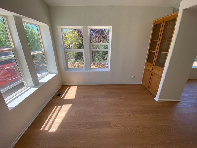 Building Photo - Panoramic Views - 46 West - Hilltop Property