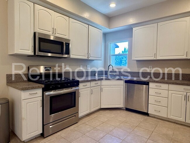 Building Photo - 2065 Cherokee Ln