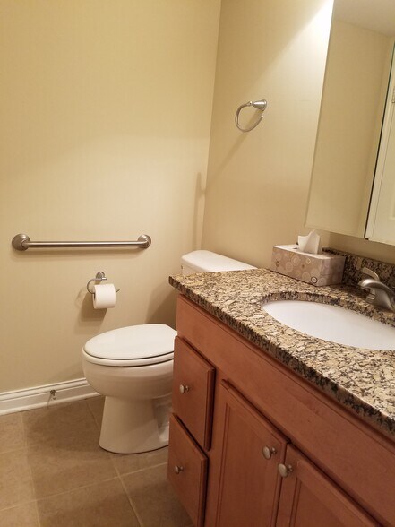 Building Photo - 580 Lawrence Ave