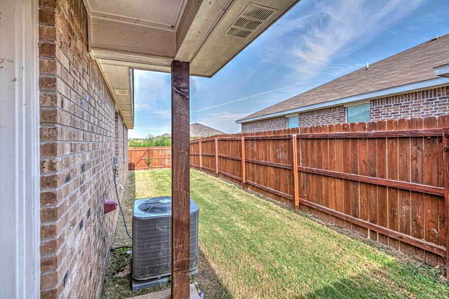 Building Photo - 1607 Powder River Dr APT B