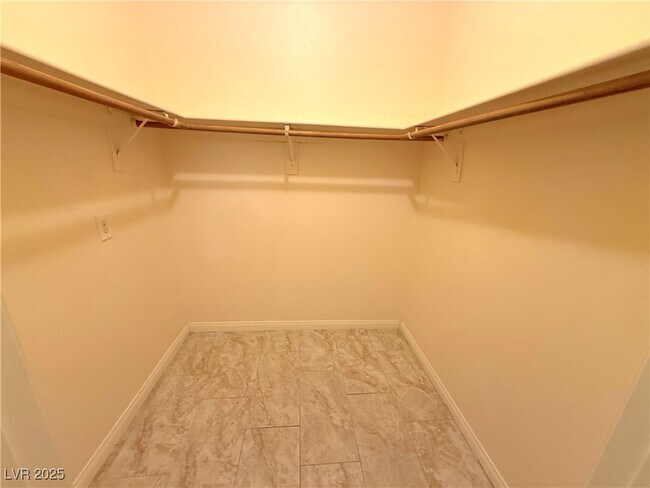 Building Photo - 3400 Cabana Dr