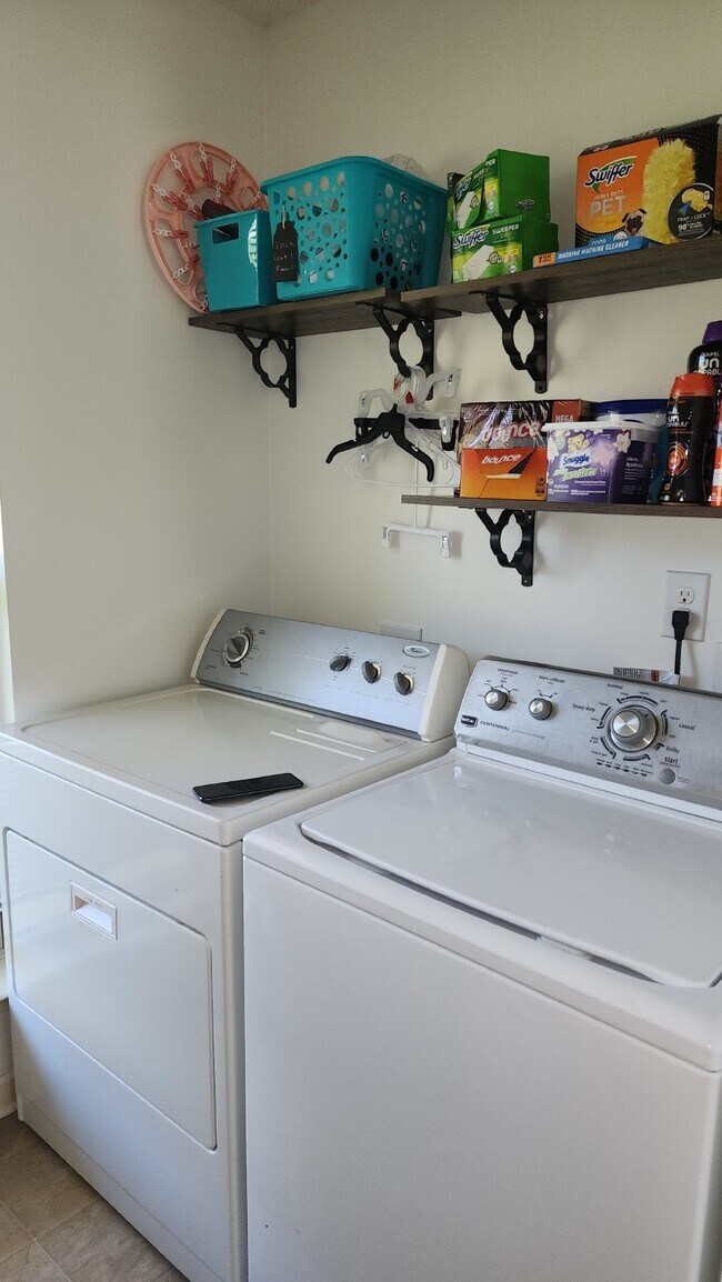 Building Photo - Convenient to west gate of Ft Moore