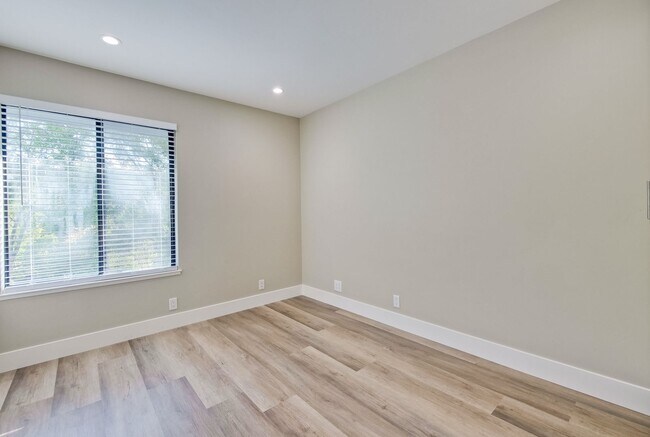 Building Photo - Stunning Modern Almost New Condo, Pets Welcome!