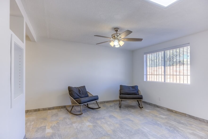 Building Photo - 415 E Jacinto St