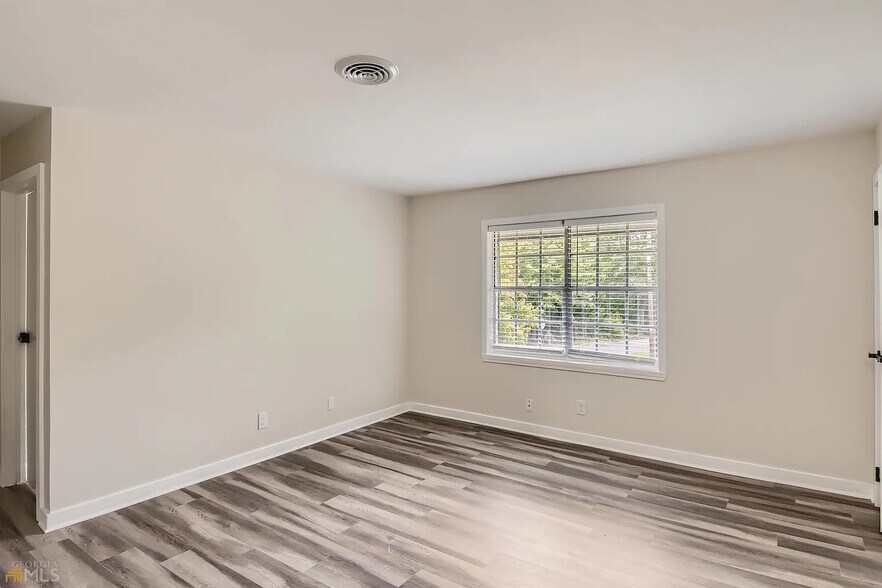 Building Photo - Room in Apartment on Cleveland St