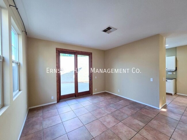 Building Photo - 2931 N Santa Fe Pl