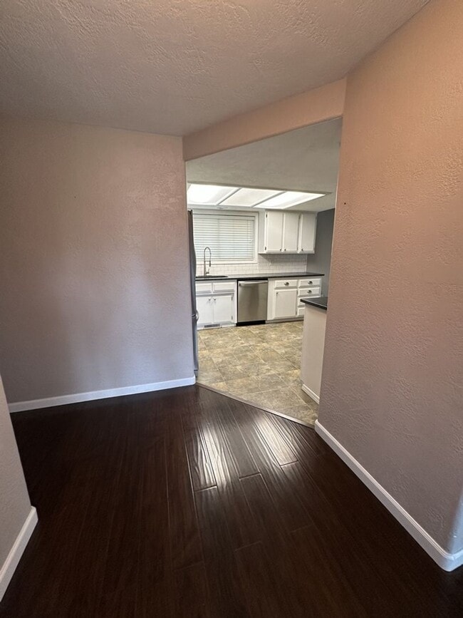 Building Photo - Pristine 3-Bedroom, 2-Bath Home with Moder...