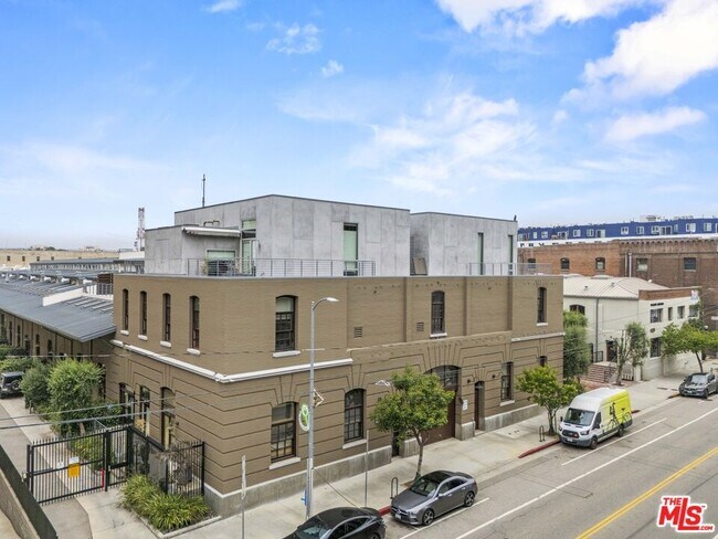 Building Photo - 940 E 2nd St