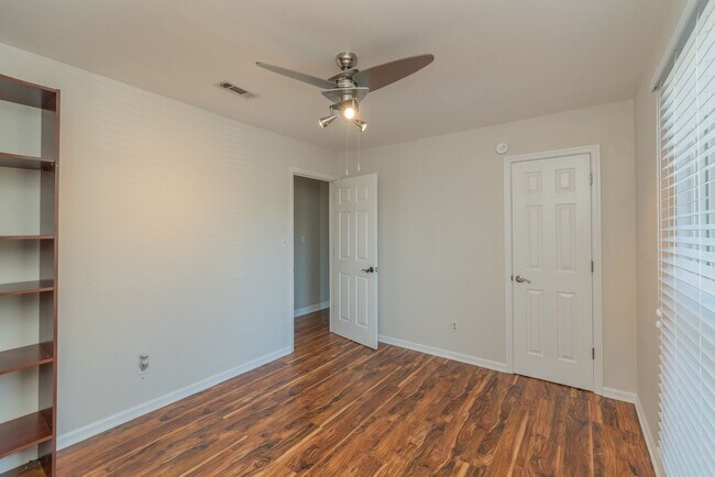 Building Photo - Fully Updated 3BR/2BA in Martinez – Vaulted Ceilings, Stone Fireplace & Fenced Yard!