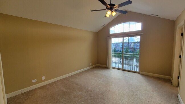 Building Photo - STUNNING LUXURY TOWNHOME 3 BEDROOM, 2 FULL...
