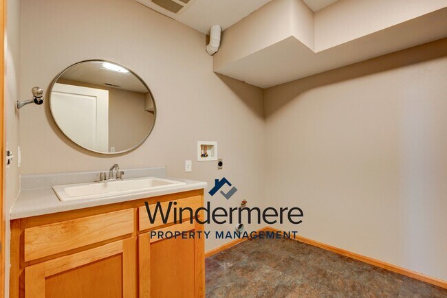 Building Photo - 3 bedroom 2.5 bath Two Story Home with a View! *Short lease only*