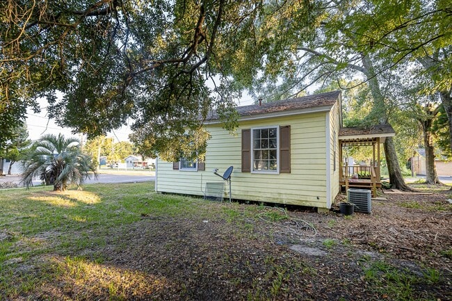 Building Photo - Cute 2 Bedroom Home