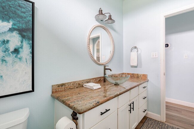 Building Photo - 994 Dolly St