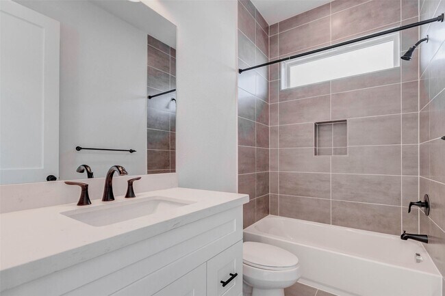 Building Photo - 2751 Freund St