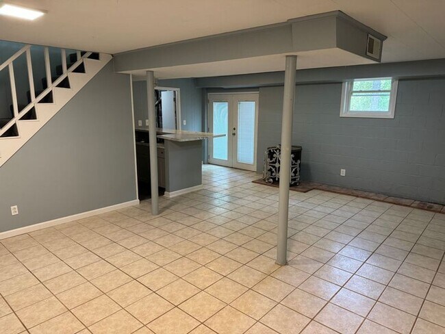 Building Photo - NOW AVAILABLE! RENT READY!!