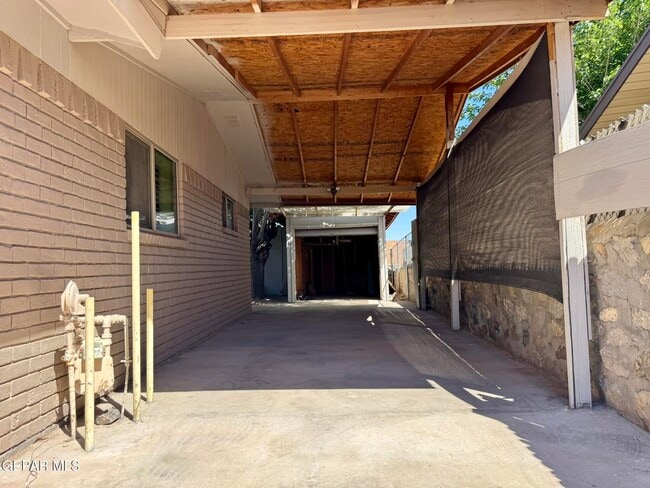 Building Photo - 10288 Lakeview Dr