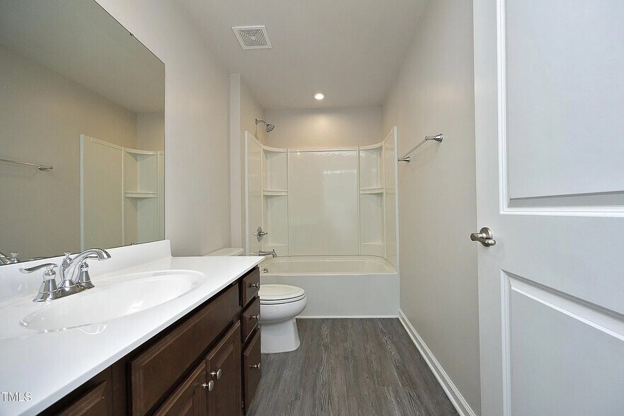 Building Photo - Room in Townhome on Excelsior Grand Ave