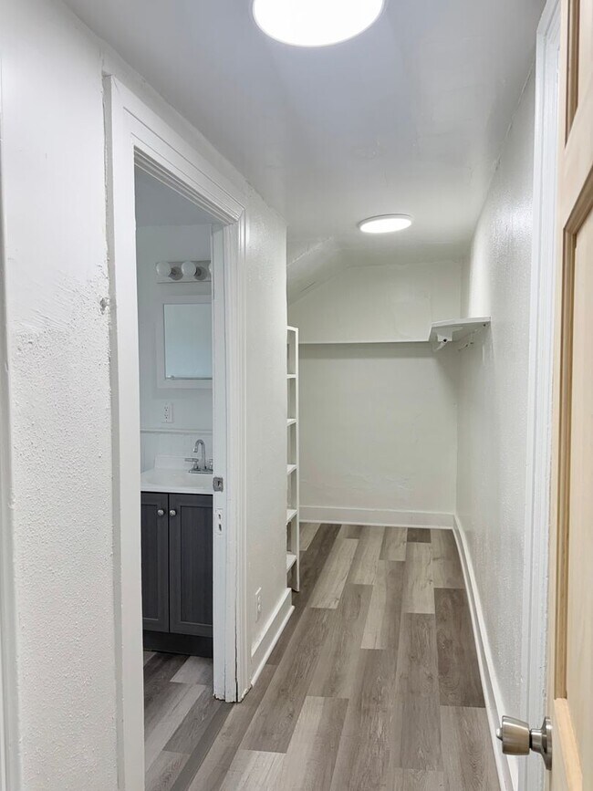 Building Photo - 1701 E Ganson St