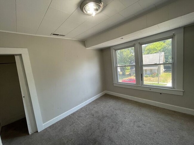 Building Photo - 4 bedroom 2 bath house