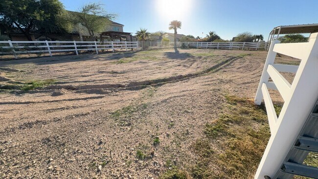 Building Photo - Horse Property in QC