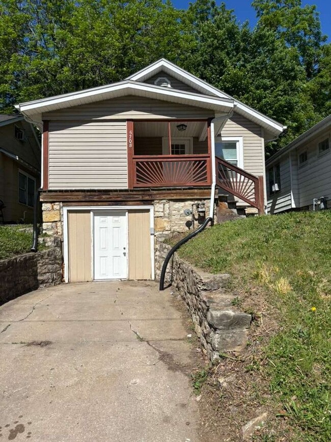 Building Photo - Remodeled 4BR Home with Granite Counters, Hardwood Floors & Private Drive