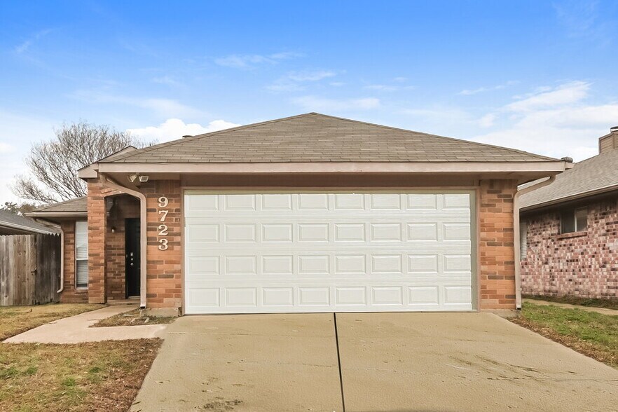 Primary Photo - 9723 Pinehurst Ln