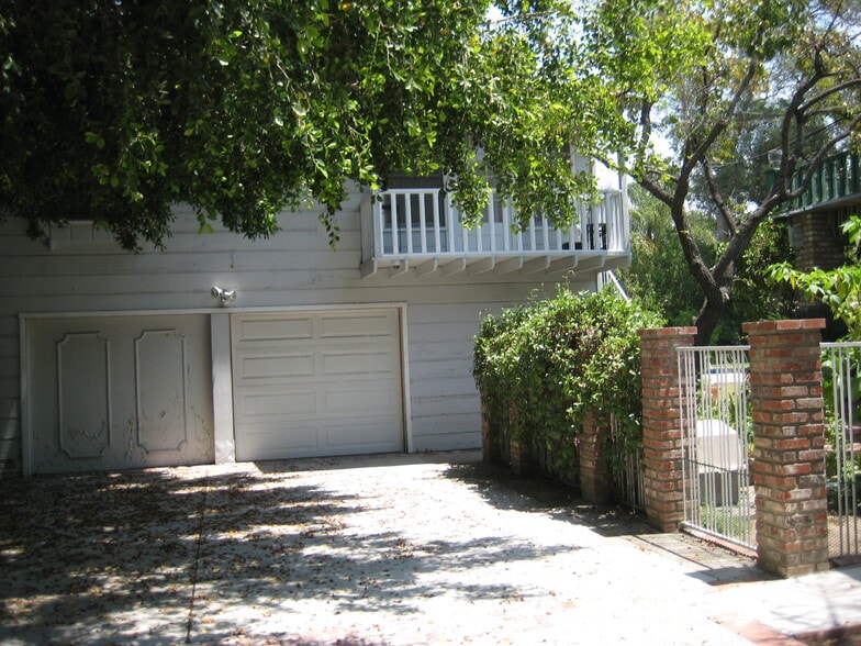 Building Photo - 5516 Vanalden Ave