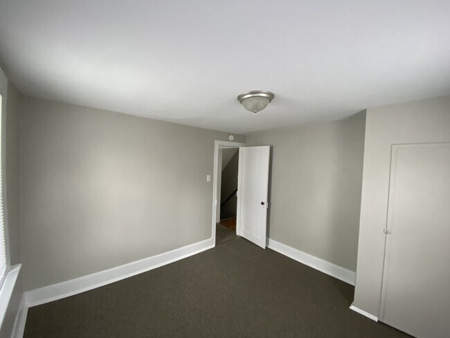 Building Photo - 325 Valley St